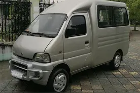 长的很像微型房车，非常适合改装露营车，长安都市彩虹小面包床车图片