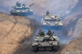 库尔斯克大反攻：俄军装甲集群高速冲锋，乌军大逃亡路上躺满尸体图片