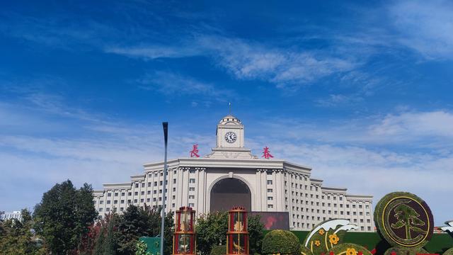 长春这有山摩肩擦踵，南湖公园绿树迎风