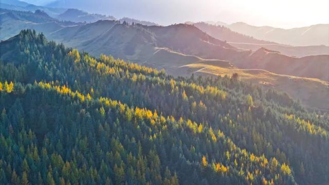 甘肃民乐：祁连山层峦叠嶂尽染秋色