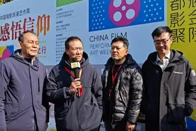 《亮剑》4位主演18年重聚，戏外是多年朋友，“和尚”老到认不出图片