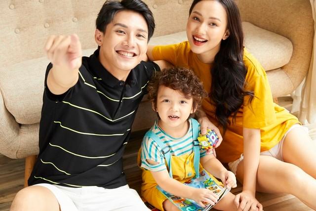 我给嫂子送孩子衣服，她刚出浴围着浴巾，红着脸让我进去喝水