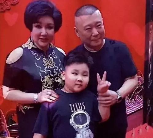 郭德纲一家现身上海，王惠目测有200斤，10岁郭汾阳面部表情怪异