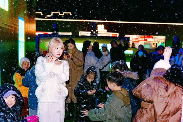 璀璨光影点亮冬日夜空，太原奥莱打造三晋首个千平光影迷宫——小雪节气浪漫飘雪，视听盛宴引爆冬季热潮