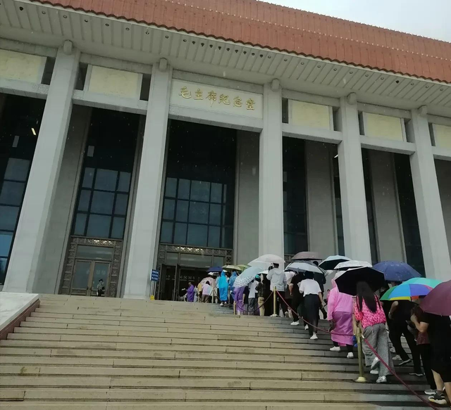 10月9日大雨，北京毛主席纪念堂发生的真人真事，冒雨瞻仰看看吧