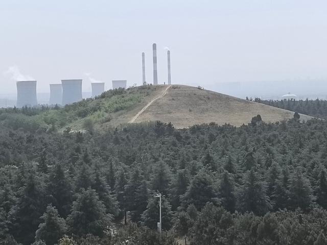 西汉11帝陵都在西安及咸阳，刘邦的长陵中吕后墓冢凸显其历史地位