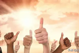 当别人夸奖自己时，别再说“哪里哪里”了，高情商的这样说！图片