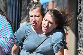 美国34岁连体姐妹罕见露面，和男护士官宣结婚后的首次，戴着婚戒图片