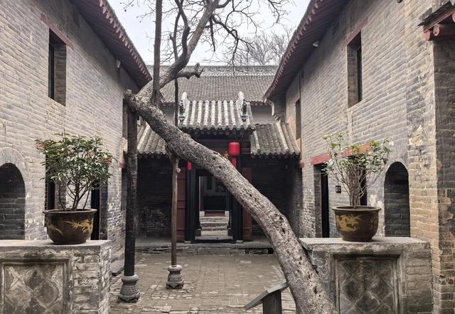 见识了中原“活财神”的生活，据说一张床要顶北京几套房，真豪横