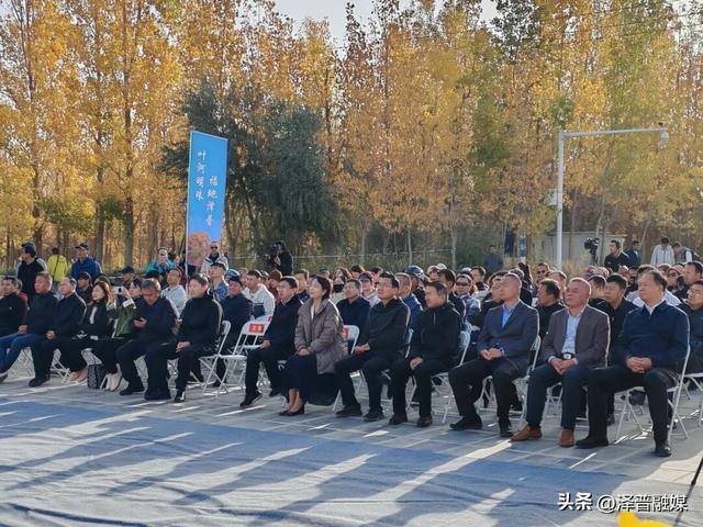 泽普县举办“千年丝路·中国传统旗袍遇见艾德莱斯”新品首发暨休闲骑行活动启动仪式