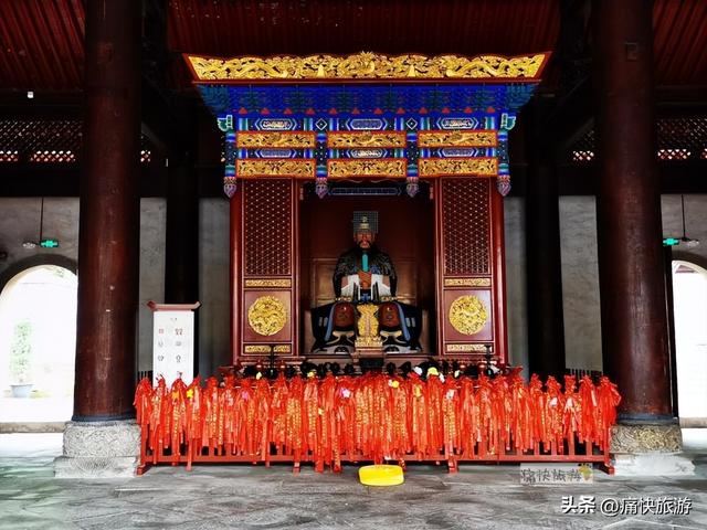 雨中漫步乐山城