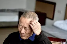 老年人脑萎缩，走路会有4个异常，平时多留心，别等到医院才察觉图片