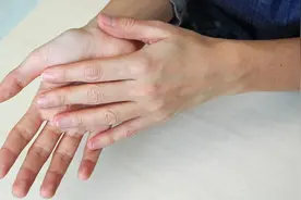 淋巴有癌，手掌先知？提醒：手掌若有这4种表现，警惕癌症在靠近图片