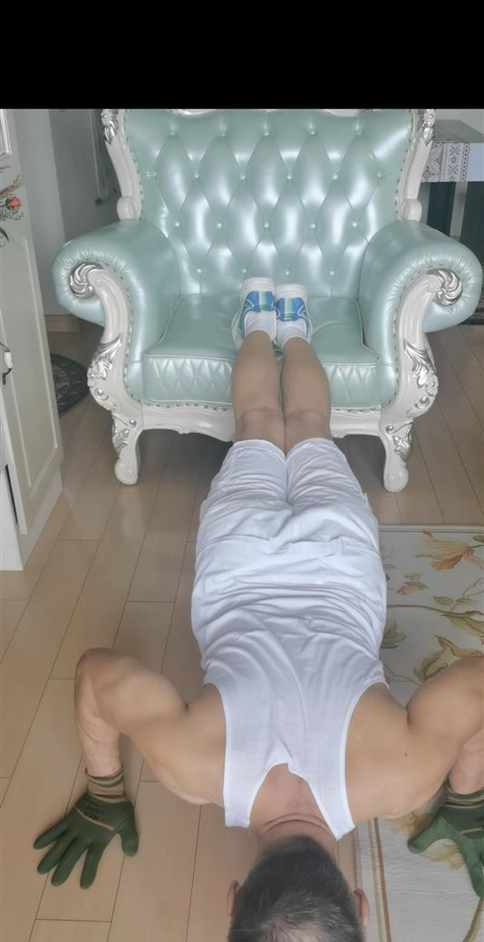 70岁大爷坚持俯卧撑十年，胸围突破112cm的秘诀！