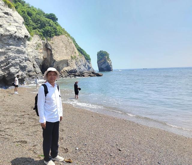 夏日东北行：8月7日，在大连金石滩，观察典型海岸侵蚀地貌。