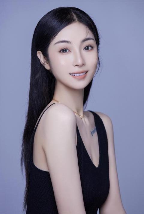 “买英国精子生3娃”的山东女人，7年后现状曝光，一年百万开销