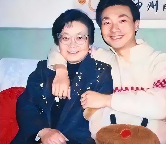 "央视一哥"康辉，丁克一辈子	，却在四十岁接到一通电话让他后悔