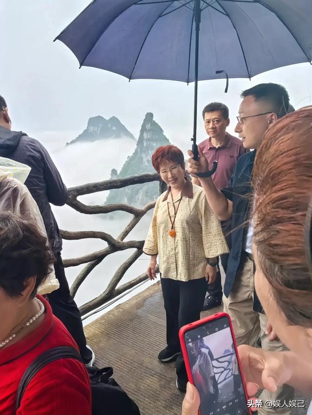 77岁洪秀柱游张家界天门山，与激动偶遇的游客热情打招呼，超有爱
