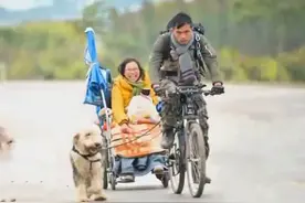广西小伙子，不顾母亲反对，骑单车拉着坐在轮椅上的女友长途旅行图片