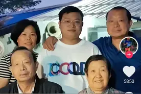 陈昊妈妈又哭了，这次因为儿子的穿着，受苦了，穿的老气不像90后图片