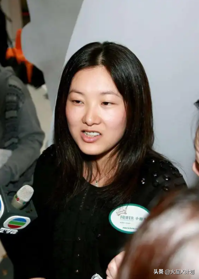 恩爱了23年，73岁的梁锦松开始衰老萎缩，47岁的伏明霞正绚烂如花