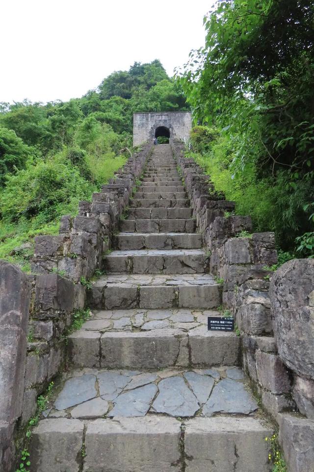 这个“名牌加身”的西南山城，正适合淡季来玩！