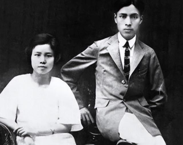 60年代，李鹏夫妇与儿女们在天安门广场，一张有爱的罕见全家福！