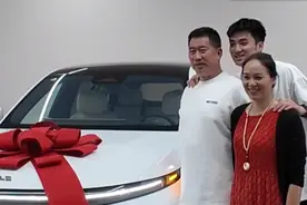 孝子!于德豪30万买理想L7送父亲,于爸不相信问销售,母亲喜极而泣图片