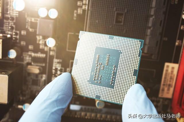 华为7 纳米的微光，照见山河的脊梁以及它背后不肯弯折的民族