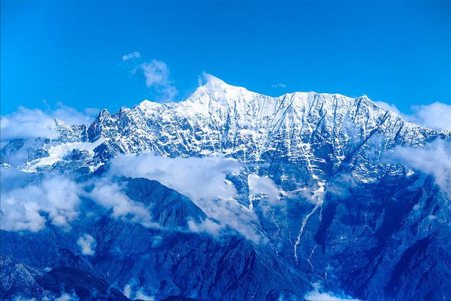 救援一次花10万，违规徒步透支资源，这个账该谁算？