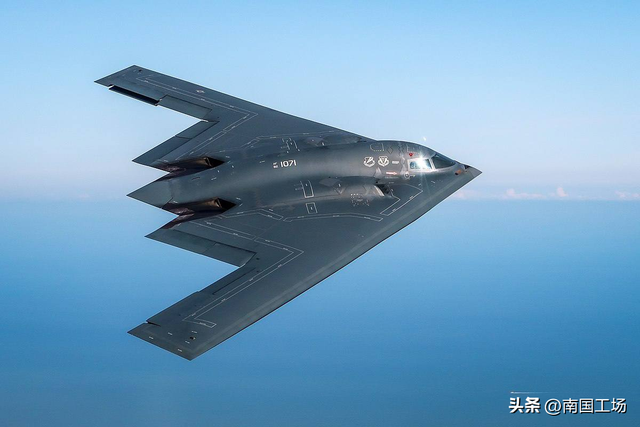 又要炸伊朗？美军B-2升空，福特号进入地中海，中俄不会袖手旁观