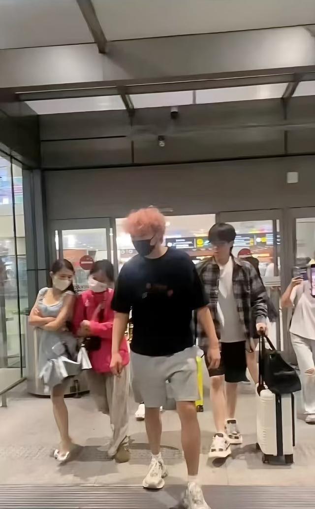 国乒抵达北京，王晨策来接王楚钦，蒯曼发动态，曼昱给小朋友签名