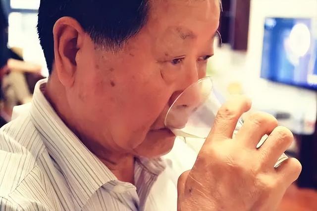 调查发现：每次睡觉前大量喝水的人，不出几个月，身体或有3变化