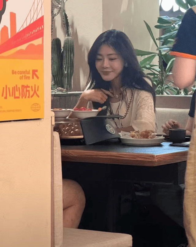 雪落如诗，42岁邓家佳离婚6年活成这般模样 院内搭鸟窝种花太惬意