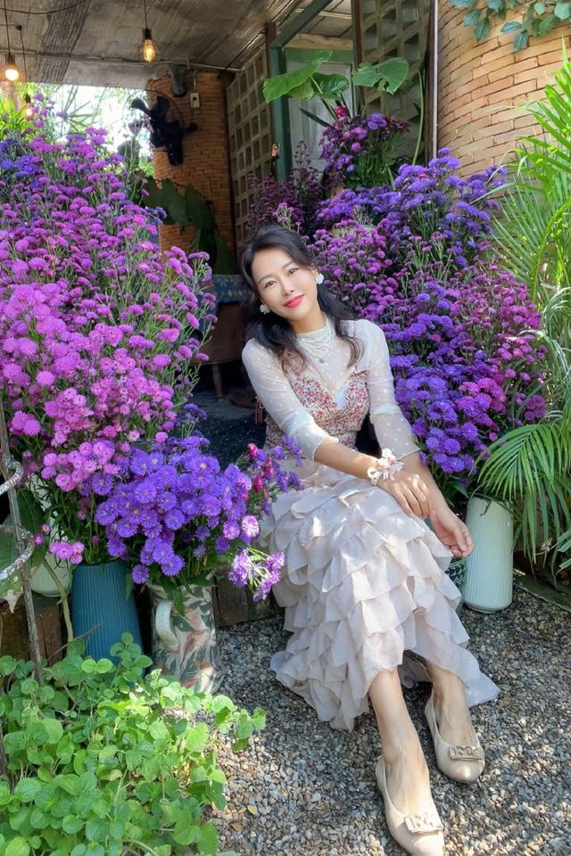 演员田慧现状：定居泰国住豪宅，52岁身材火辣，享受单身生活