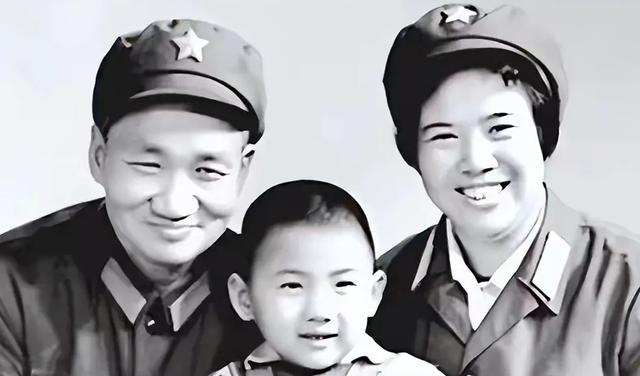 22岁毛东东：1米87国防生，雪夜扛30斤行军	，开国背包带成传家宝