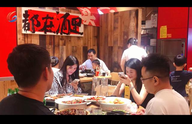 燃视点：打卡新韵重庆之旅！城市地标特色美食吸引八方游客