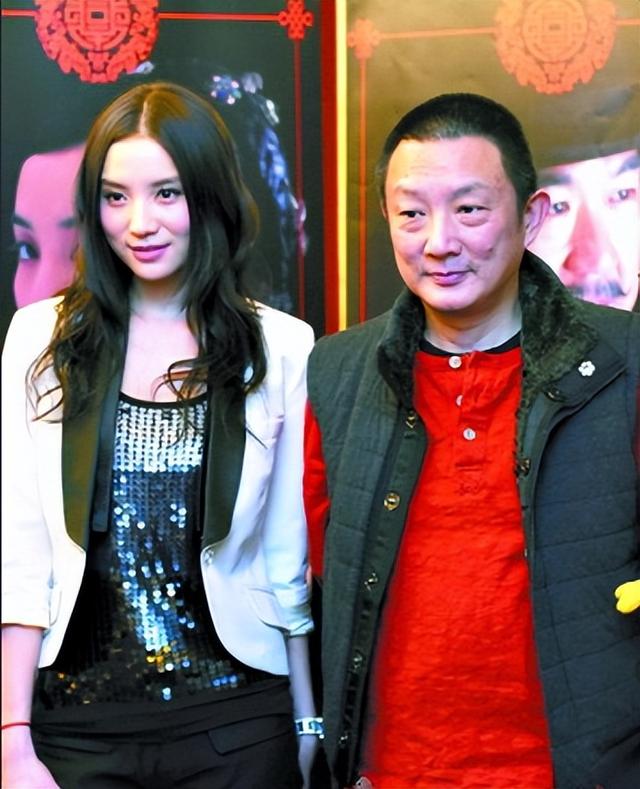 与四婚名导同居三年流产两次不结婚，转身下嫁穷小子，如今咋样？