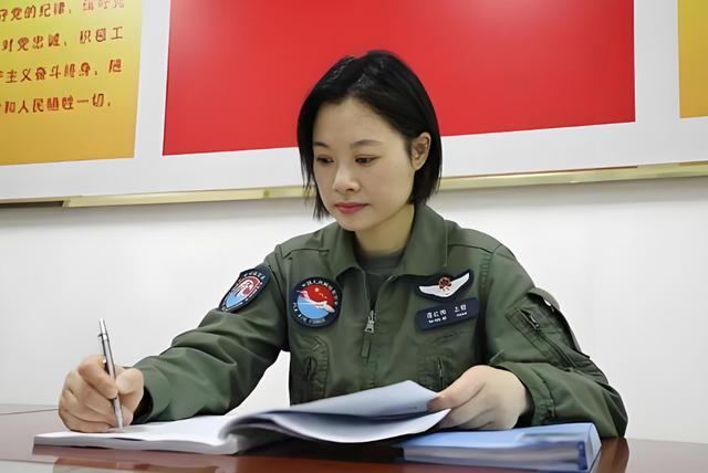 阅兵女机长身份曝光！私生活被扒，牺牲太大，老公身份也不简单