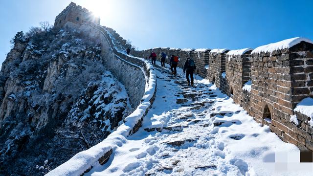 刷爆朋友圈！雪花裹长城 千年雄关秒变诗 中外游客手拉手踏雪成画