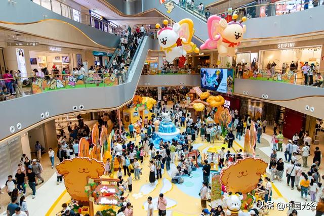 国庆假期光谷酒店连日满房，步行街日均客流超50万
