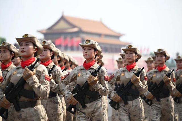 “93阅兵”女民兵王米佳：出身空姐，婆婆和母亲替她负重前行