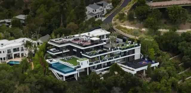 又揪出来一个巨贪，金额高达9.7亿，首富夫人郝斌跨境逃亡失败了