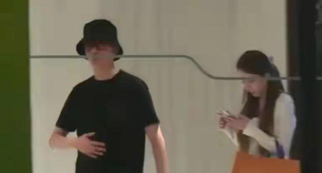 和景甜闪婚传闻仅2个月，冯绍峰再次官宣喜讯，赵丽颖也高攀不起