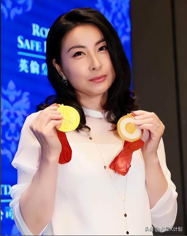 摊牌了！结婚13年，郭晶晶再次迎来喜讯，原来霍震霆当年没说错