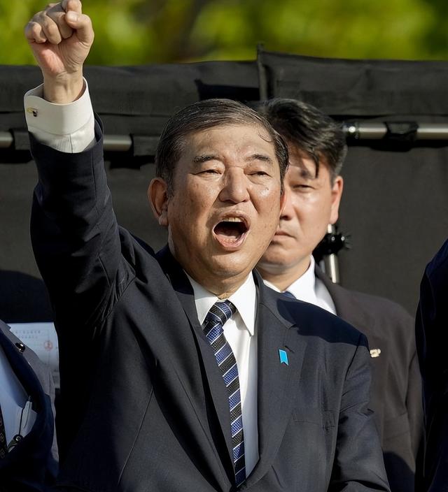 在中日关系敏感时期	，他竟然率团赴日访问，为了刷存在感毫无底线