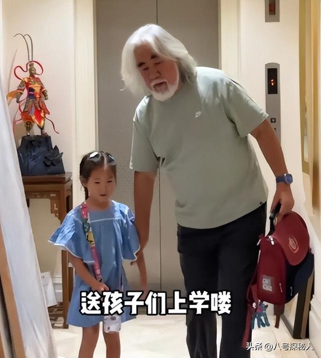 74岁张纪中“服老”了，剃胡须染黑发年轻20岁，和杜星霖更般配