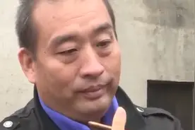 20年前女婴被父母抛弃，如今父亲确诊胃癌，下跪哀求和女儿相认图片