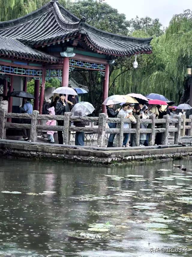 新华社原军事记者陶俊峰泉城美拍：《秋雨中游览大明湖》