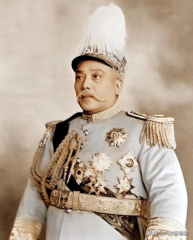 袁世凯的真实老照片：穿龙袍坐龙椅接受朝拜，姨太太确实漂亮！
